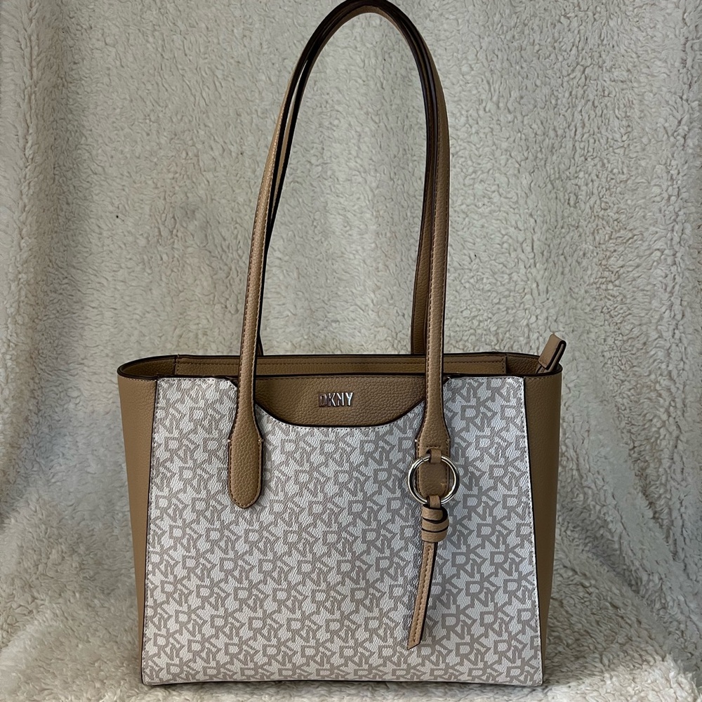 DNKY
Lolita TZ Tote Logo
Brand new with tags